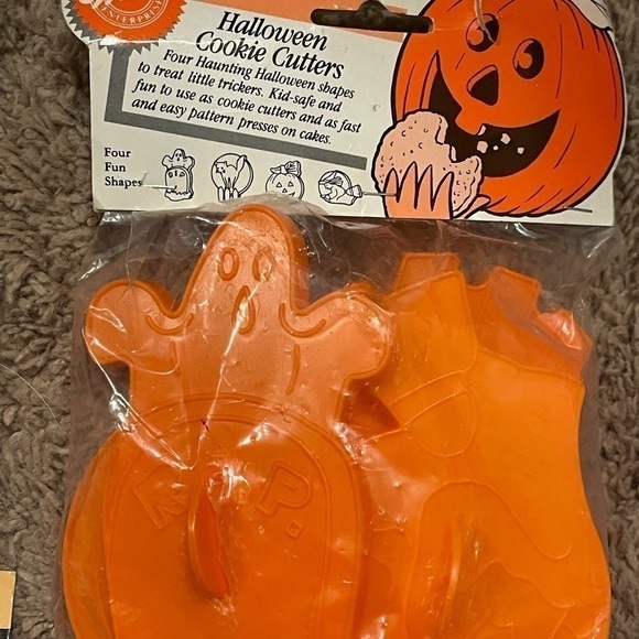 WILTON Halloween cookie cutter bundle - Picture 10 of 12
